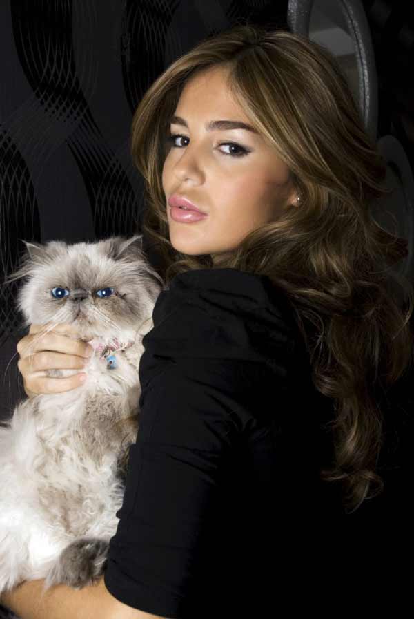 a beuatiful young lady with a fluffy cat