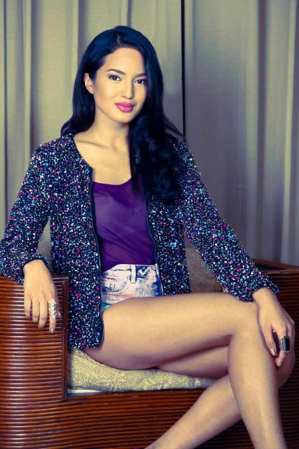 a stylish Filipina woman 